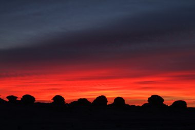 Mısır'ın Sahra beyaz çöl gün batımında