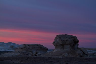 Mısır'ın Sahra beyaz çöl gün batımında