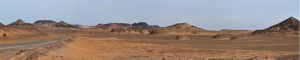 El desierto negro en el Sahara de Egipto — Foto de Stock