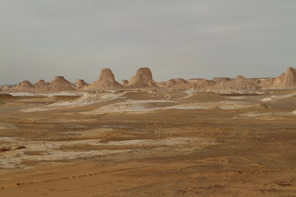 Bílá poušť ve Farafře v egyptské Sahaře — Stock fotografie