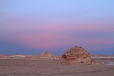 Mısır'ın Sahra beyaz çöl gün batımında