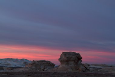 Mısır'ın Sahra beyaz çöl gün batımında