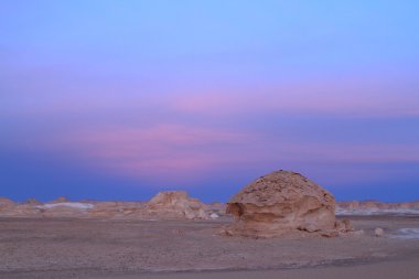 Mısır'ın Sahra beyaz çöl gün batımında
