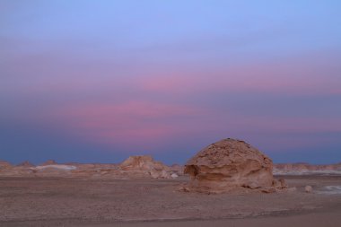 Mısır'ın Sahra beyaz çöl gün batımında