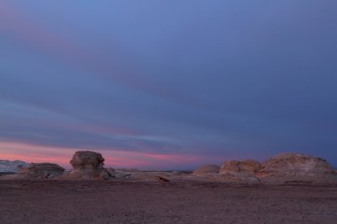 Mısır'ın Sahra beyaz çöl gün batımında