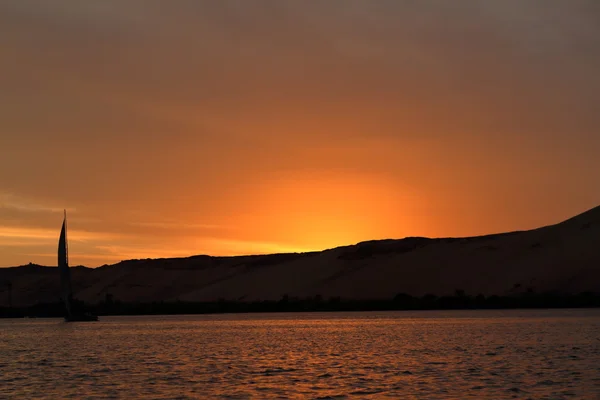 Puesta de sol con felucas en el Nilo en Egipto — Foto de Stock