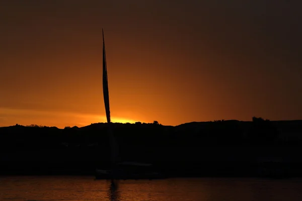 Zonsondergang met feluccas op de Nijl in Egypte — Stockfoto