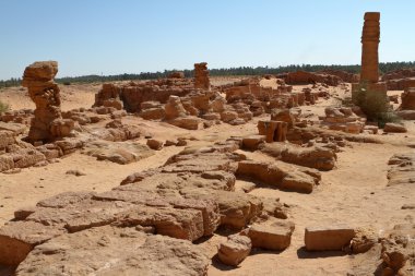 Yönü Barkal Jebel Sudan'daki tapınağın kalıntıları