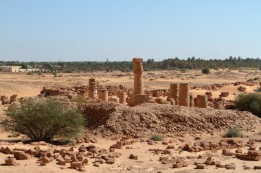 Yönü Barkal Jebel Sudan'daki tapınağın kalıntıları