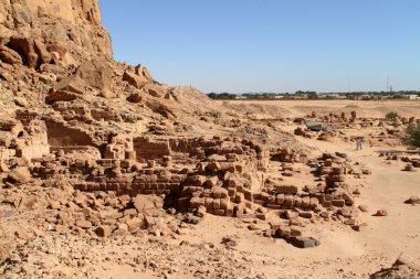 Yönü Barkal Jebel Sudan'daki tapınağın kalıntıları