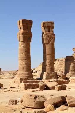 Yönü Barkal Jebel Sudan'daki tapınağın kalıntıları