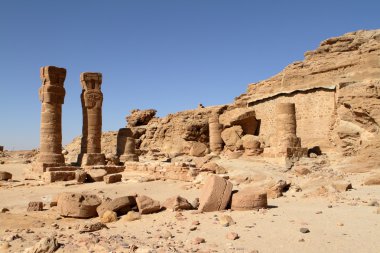 Yönü Barkal Jebel Sudan'daki tapınağın kalıntıları