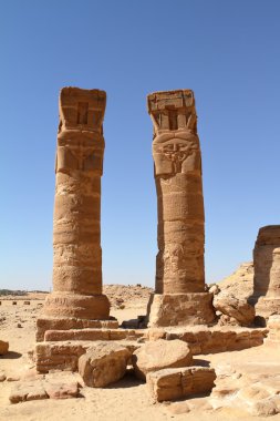 Yönü Barkal Jebel Sudan'daki tapınağın kalıntıları