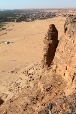 Yönü Barkal Jebel Sudan'daki tapınağın kalıntıları