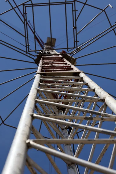 Uma torre de antena feita de aço — Fotografia de Stock