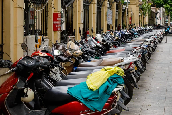Στάθμευσης Μοτοσικλέτες Στους Δρόμους Του Ανόι Στο Βιετνάμ Οκτώβριος 2019 — Φωτογραφία Αρχείου