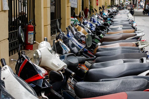 Στάθμευσης Μοτοσικλέτες Στους Δρόμους Του Ανόι Στο Βιετνάμ Οκτώβριος 2019 — Φωτογραφία Αρχείου