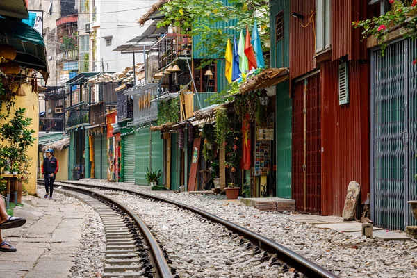 Järnvägen Tåggatan Mellan Husen Hanoi Vietnam Oktober 2019 — Stockfoto