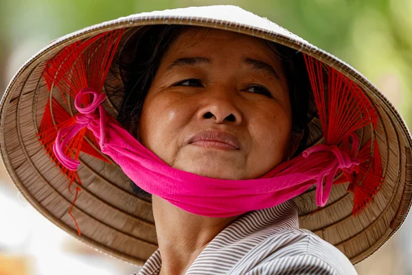 Μια Γυναίκα Από Βιετνάμ Ψάθινο Καπέλο Και Αντηλιακή Προστασία — Φωτογραφία Αρχείου