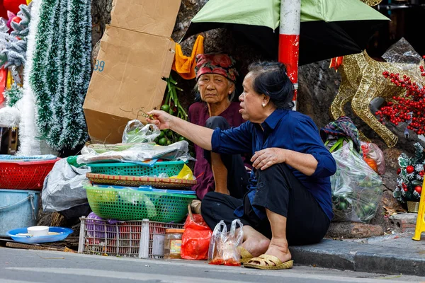 Γυναίκες Μια Αγορά Δρόμου Στους Δρόμους Του Ανόι Στο Βιετνάμ — Φωτογραφία Αρχείου