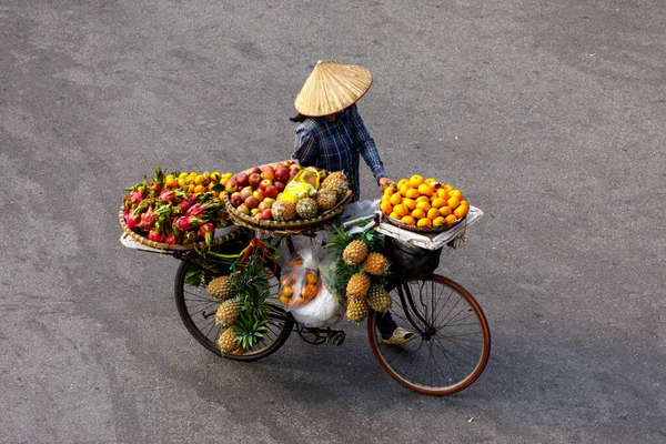Transport Owoców Rowerze Ulicach Hanoi Wietnamie — Zdjęcie stockowe