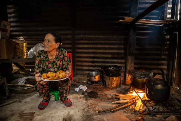 Вьетнамская Женщина Камина Кухне — стоковое фото
