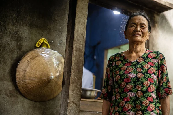 Vietnamlı Kadın Mutfaktaki Şöminede — Stok fotoğraf