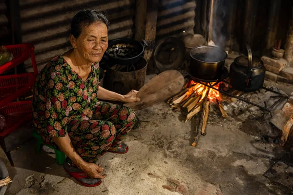 Vietnamesin Kamin Der Küche — Stockfoto