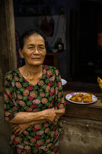 Vietnamlı Kadın Mutfaktaki Şöminede — Stok fotoğraf