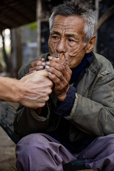 Vietnam Daki Yaşlı Bir Adamın Portresi — Stok fotoğraf