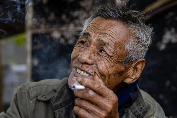 Vietnam Daki Yaşlı Bir Adamın Portresi — Stok fotoğraf