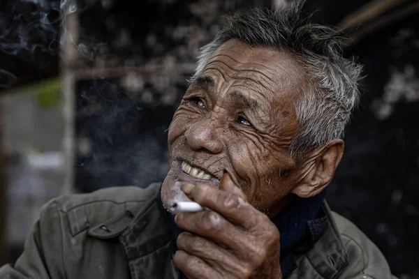 Vietnam Daki Yaşlı Bir Adamın Portresi — Stok fotoğraf