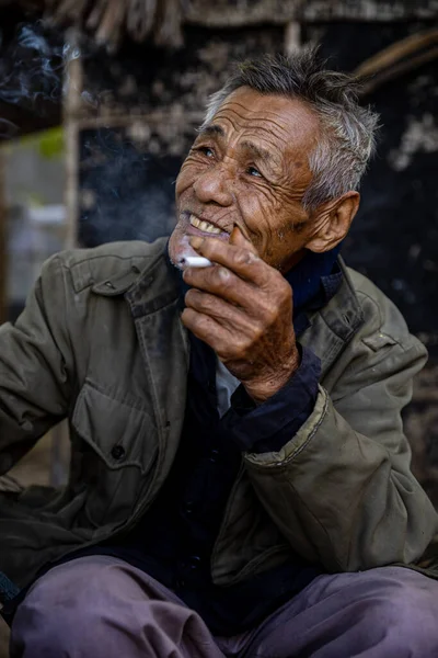 Vietnam Daki Yaşlı Bir Adamın Portresi — Stok fotoğraf