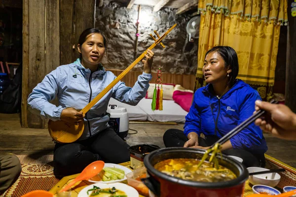 Traditionelles Essen Und Musik Einem Bauernhaus Ban Gioc Vietnam November — Stockfoto