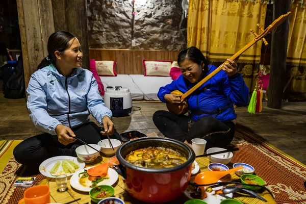 Traditionelles Essen Und Musik Einem Bauernhaus Ban Gioc Vietnam November — Stockfoto