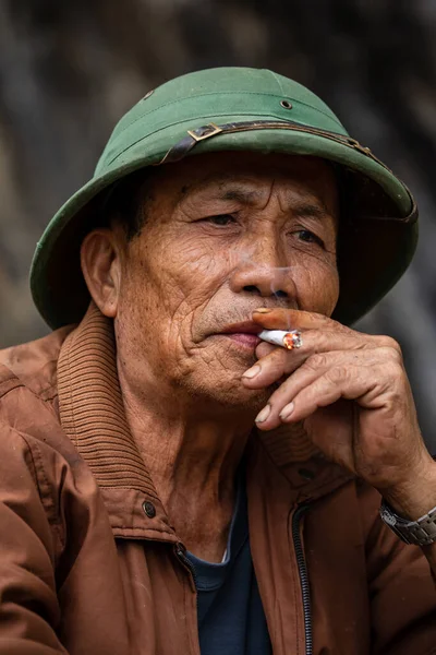 Vietnam Dan Arkadaş Canlısı Çiftçi Portresi — Stok fotoğraf