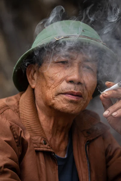 Vietnam Dan Arkadaş Canlısı Çiftçi Portresi — Stok fotoğraf