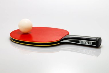 Masa tenisi için top ve raket.