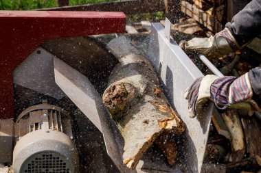 Bir testereyle yakacak odun yapmak