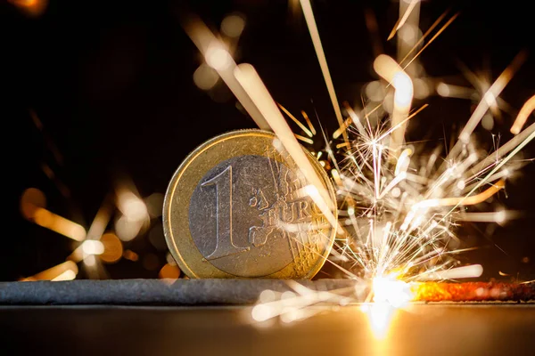 Ett Brinnande Euromynt Med Fyrverkerier — Stockfoto