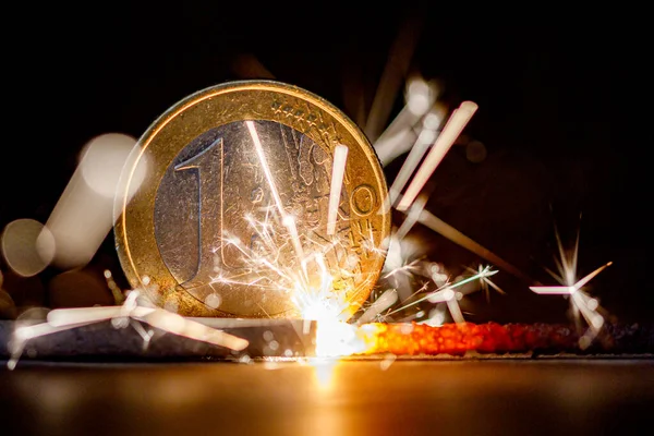 Ένα Φλεγόμενο Νόμισμα Ευρώ Πυροτεχνήματα — Φωτογραφία Αρχείου