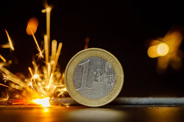 Ένα Φλεγόμενο Νόμισμα Ευρώ Πυροτεχνήματα — Φωτογραφία Αρχείου