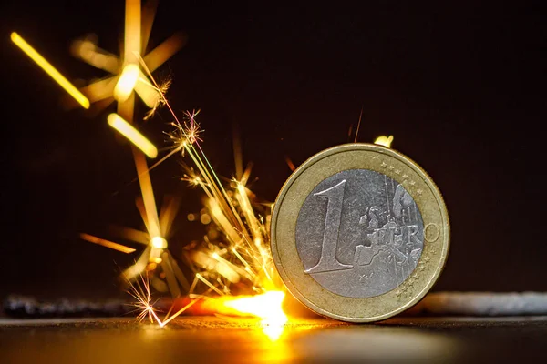 Ett Brinnande Euromynt Med Fyrverkerier — Stockfoto
