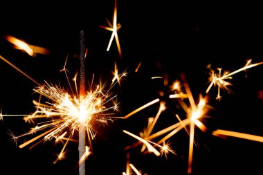 Siyah arkaplanda bir maytap