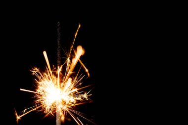 Siyah arkaplanda bir maytap