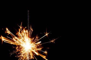 Siyah arkaplanda bir maytap