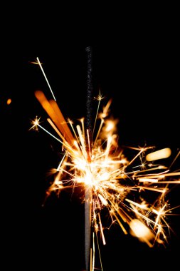 Siyah arkaplanda bir maytap