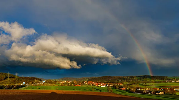 雲と雨がヘルスハウゼンの村に降り注ぎ — ストック写真