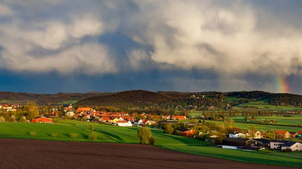 雲と雨がヘルスハウゼンの村に降り注ぎ — ストック写真