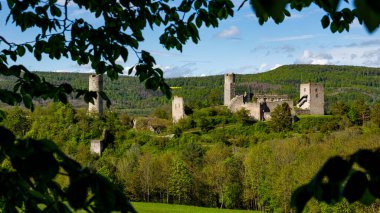 Werra Vadisi 'ndeki Lauchrden' deki Brandenburg Kalesi 'nin harabesi. 